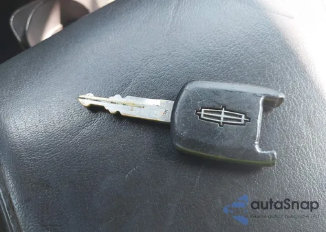 2008 Lincoln Town Car Signature Limited из США, поврежденный, VIN 2LNHM82V38X643238